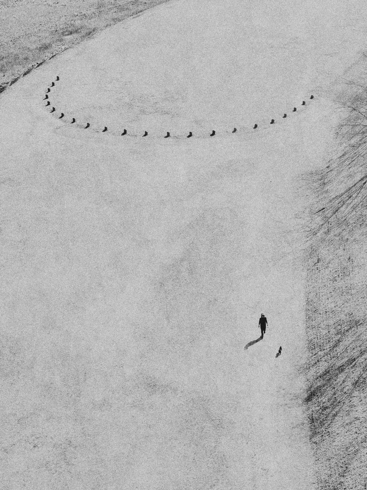 Small figures beside a curved line in a pale landscape. From HENRO by Bastiaan Woudt.