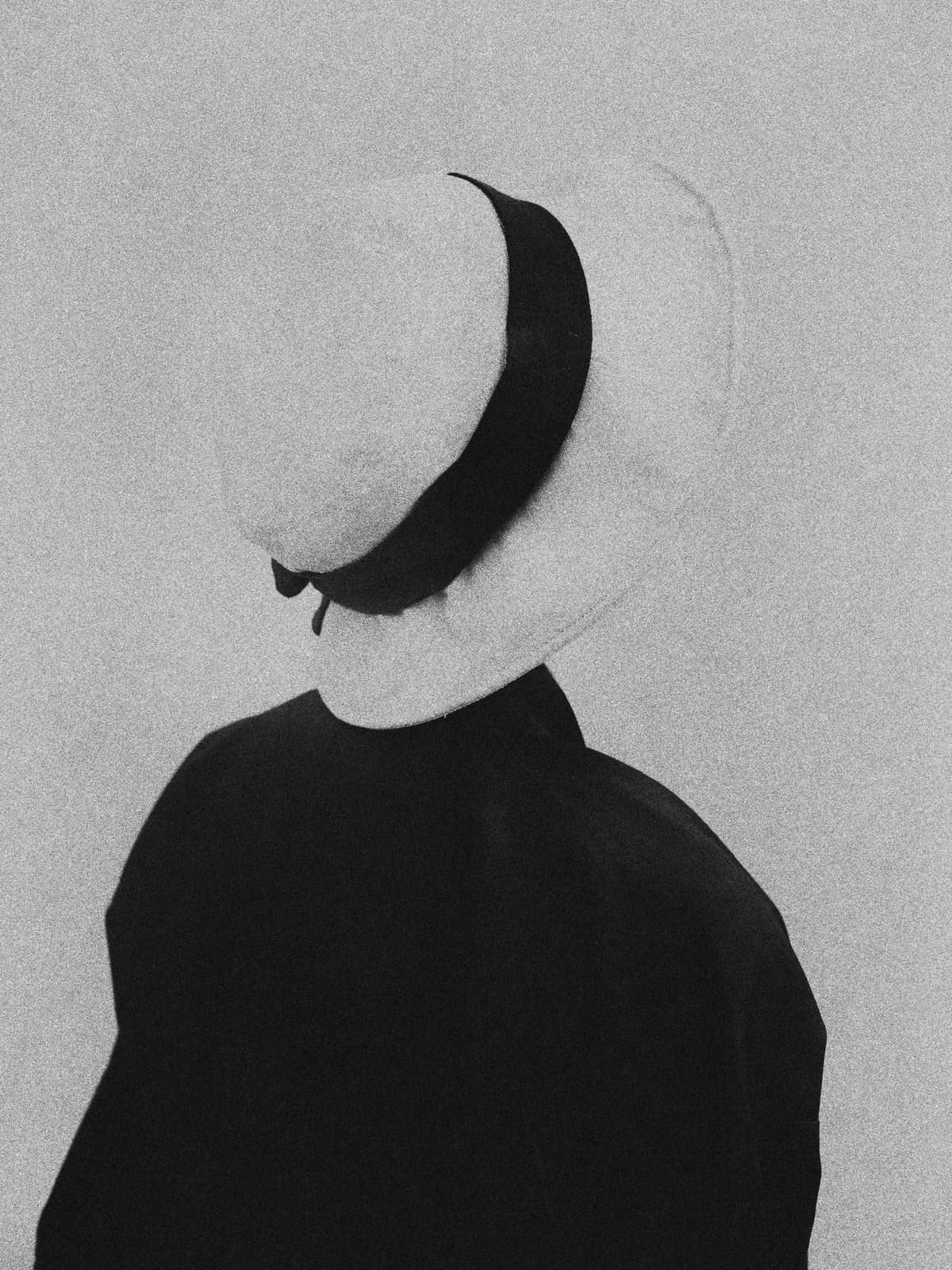 Portrait with a crescent-shaped headpiece. From HENRO by Bastiaan Woudt.